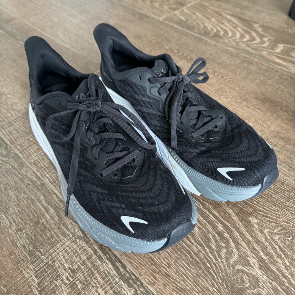 Hoka Arahi 6 running shoes